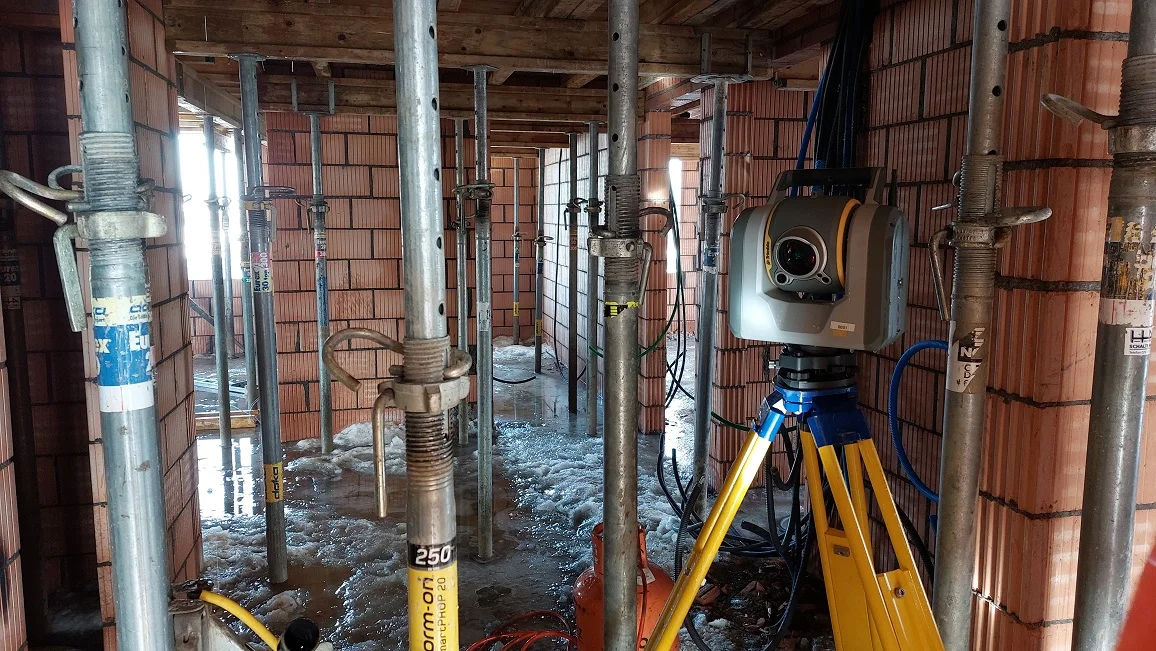 Tachymeter im Einsatz auf einer Baustelle in engen Platzverhältnissen