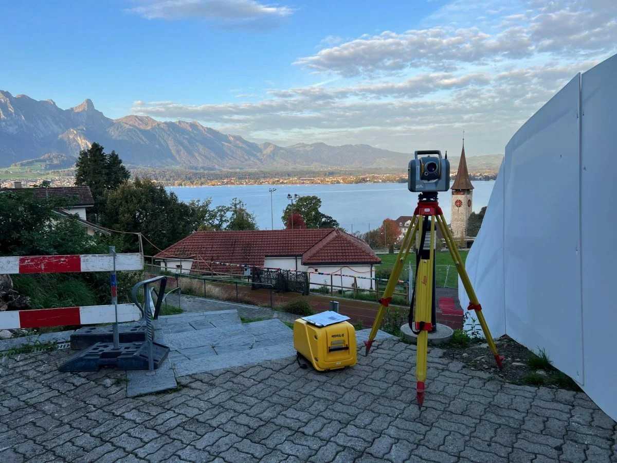 Tachymeter im Einsatz mit Blick auf den Thunersee
