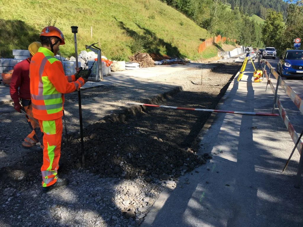 GNSS-Absteckung auf einer aufgebrochenen Strasse