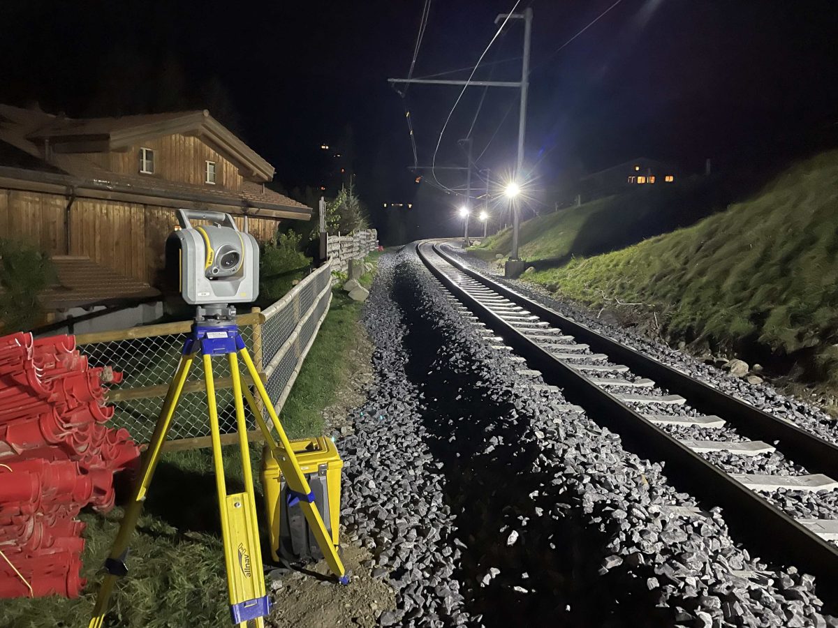 Spezialvermessung an einer Bahntrasse in der Nacht