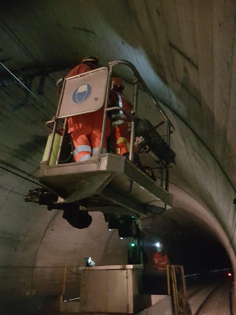 Spezialvermessung an der Decke eines Bahntunnels