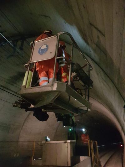 Spezialvermessung an der Decke eines Bahntunnels