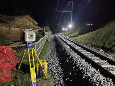 Spezialvermessung an einer Bahntrasse in der Nacht